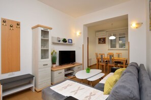 Apartamento (A1) | Sala de estar | Una Smart TV, una chimenea