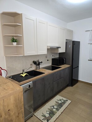 Apartment (A1) | Private kitchen | Fridge, microwave, oven, stovetop - Apartment Gianfranko (Opatija)