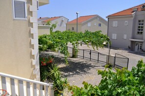 Courtyard - Apartments Ivi (Makarska)