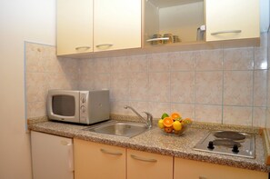 Estudio (A2) | Cocina privada | Frigorífico, placa de cocina, máquina de café espresso y tostadora
