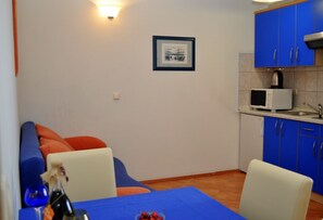 Studio (A6) | Private kitchen | Fridge, stovetop, espresso maker, toaster - Apartments Ivi (Makarska)