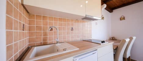 Appartement (A3) | Cuisine privée | Réfrigérateur, surface de cuisson, cafétiÚre à espresso
