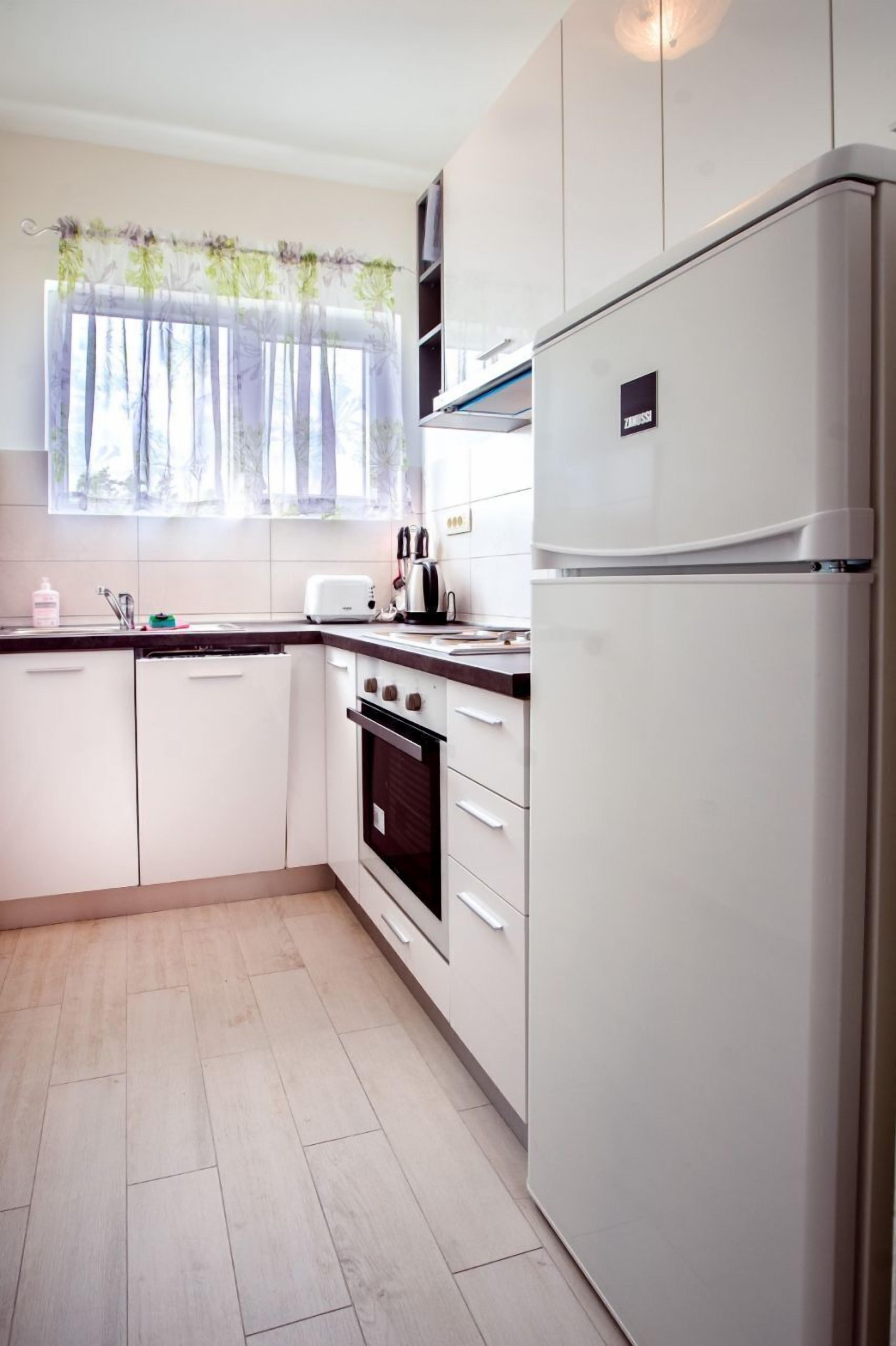 Apartamento (A2) | Cocina privada | Frigorífico, microondas, horno y placa de cocina