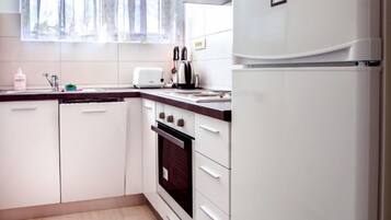 Apartamento (A2) | Cocina privada | Frigorífico, microondas, horno y placa de cocina