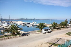 อพาร์ทเมนท์ (A2) | วิวริมน้ำ