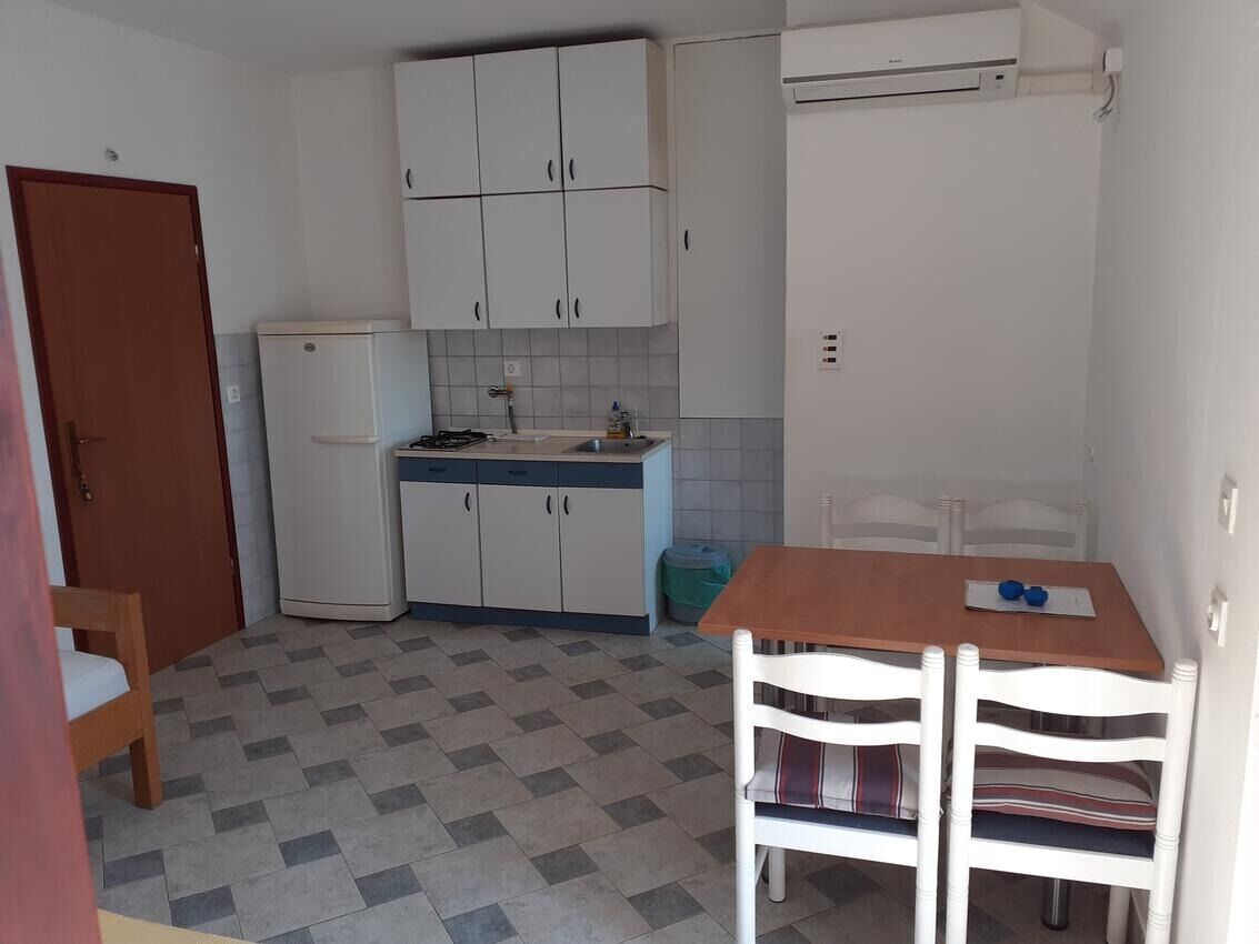 Apartment (A3) | Private kitchen | Fridge, stovetop, electric kettle, cookware/dishes/utensils