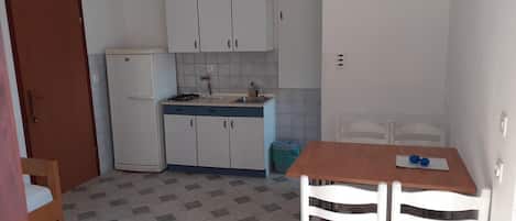 Apartment (A3) | Private kitchen | Fridge, stovetop, electric kettle, cookware/dishes/utensils