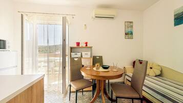 Studio (A1) | Dining