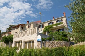 Courtyard - Apartment Vrilo (Postira)