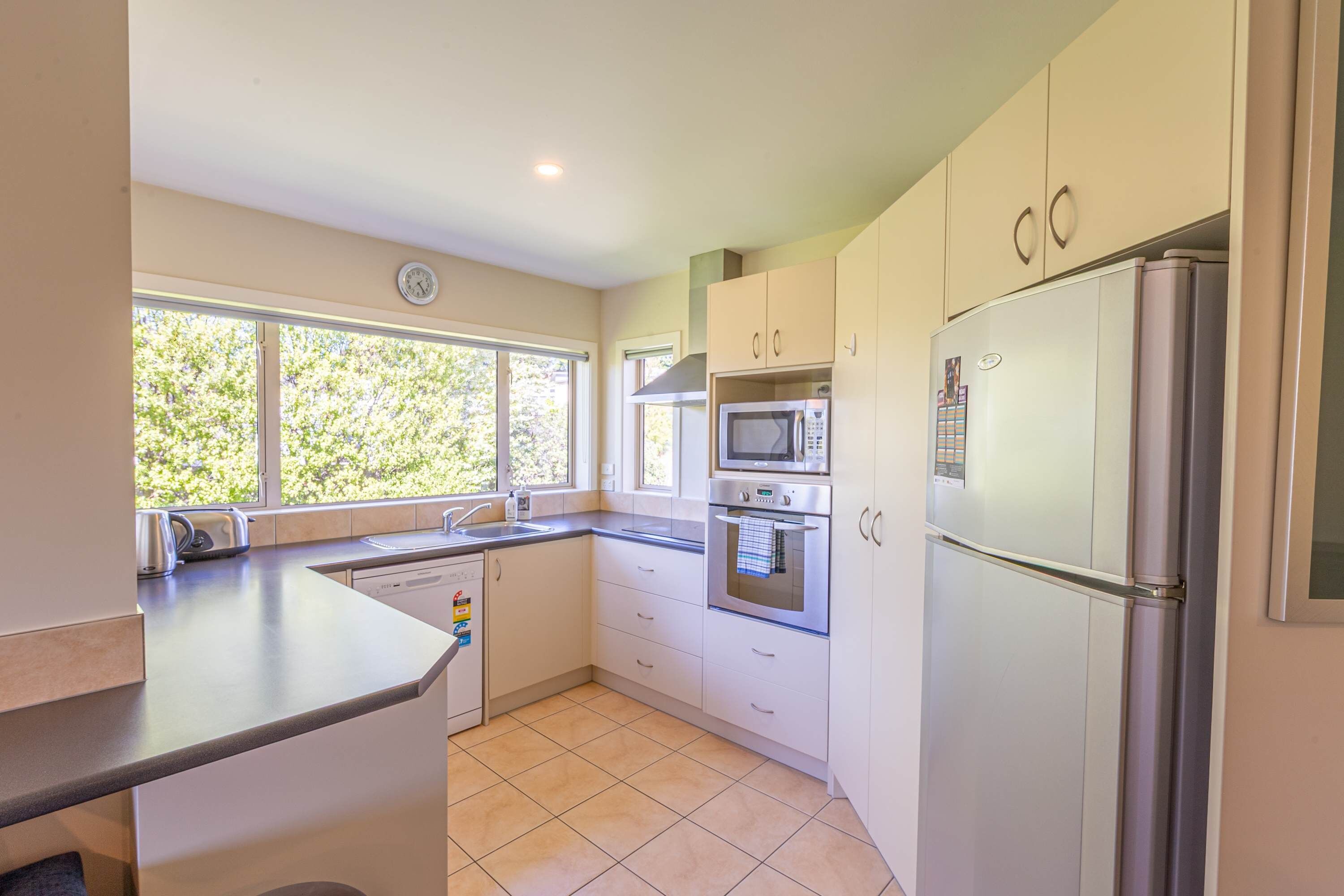 Frigorífico, microondas, horno y placa de cocina