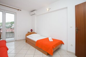 Apartment (A2) | Iron/ironing board, WiFi (free) - Apartments Petar (Dugi Rat)