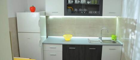 Maison | Cuisine privée | Réfrigérateur, surface de cuisson, vaisselle et ustensiles