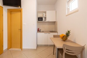 Studio (A1) | Private kitchen | Fridge, stovetop, cookware/dishes/utensils - Apartments Gianni (Makarska)