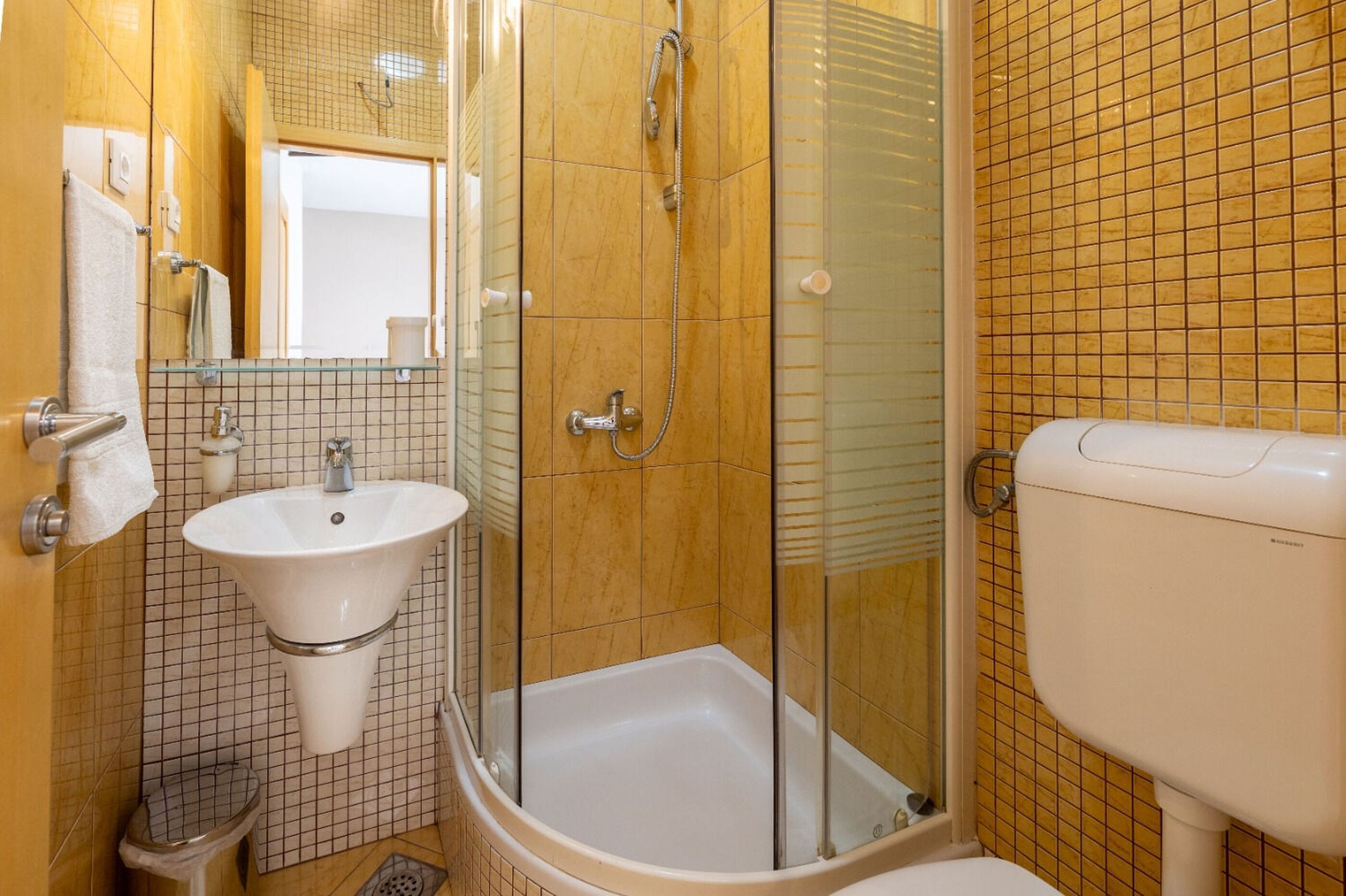 Ein Badezimmer mit Waschbecken, Toilette und Dusche.