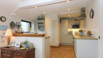 Lave-vaisselle, batterie de cuisine, vaisselle et ustensiles