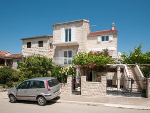 Courtyard - Apartment Anec (Supetar)