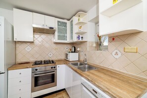 Apartment (A1) | Private kitchen | Fridge, microwave, oven, stovetop - Apartment Pavilion (Rab)