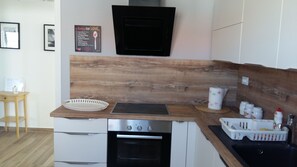 อพาร์ทเมนท์ (A2) | ครัวส่วนตัว | ตู้เย็น, เตาอบ, เตาประกอบอาหาร, เครื่องชงกาแฟเอสเปรสโซ