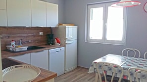 Apartment (A2) | Private kitchen | Fridge, oven, stovetop, dishwasher - Apartments Mateo (Primosten)