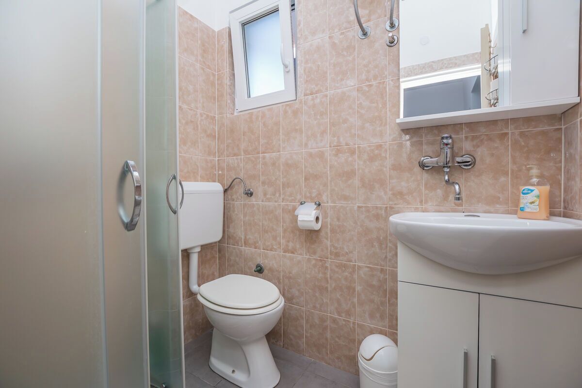 Un bagno con il water, un lavandino e una doccia.