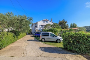 Free self-parking - Apartments Ankica (Rab)