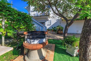 สนามรอบบริเวณ