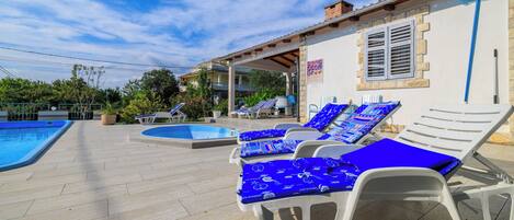 Piscine extérieure, piscine chauffée, parasols