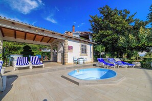 Outdoor pool, a heated pool, pool umbrellas - Apartments Ankica (Rab)