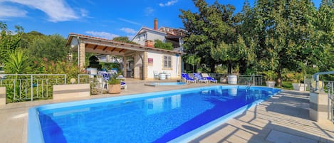 Außenpool, beheizter Pool, Sonnenschirme