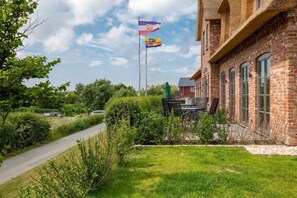 Outdoor dining - Apartment 'Mama Sluuth' with Shared Terrace, Shared Garden and Wi-Fi (Pellworm)