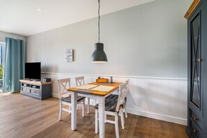 Dining - Apartment 'Mama Sluuth' with Shared Terrace, Garden and Wi-Fi (Pellworm)