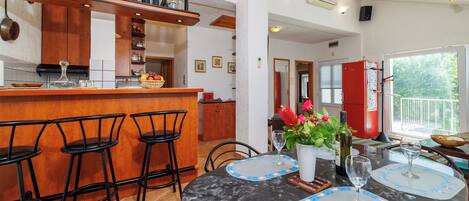 Apartment (A2) | Eigene Küche | Kühlschrank, Mikrowelle, Herdplatte, Wasserkocher