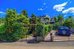 Property grounds - Apartments Rasa (Malinska-Dubasnica)