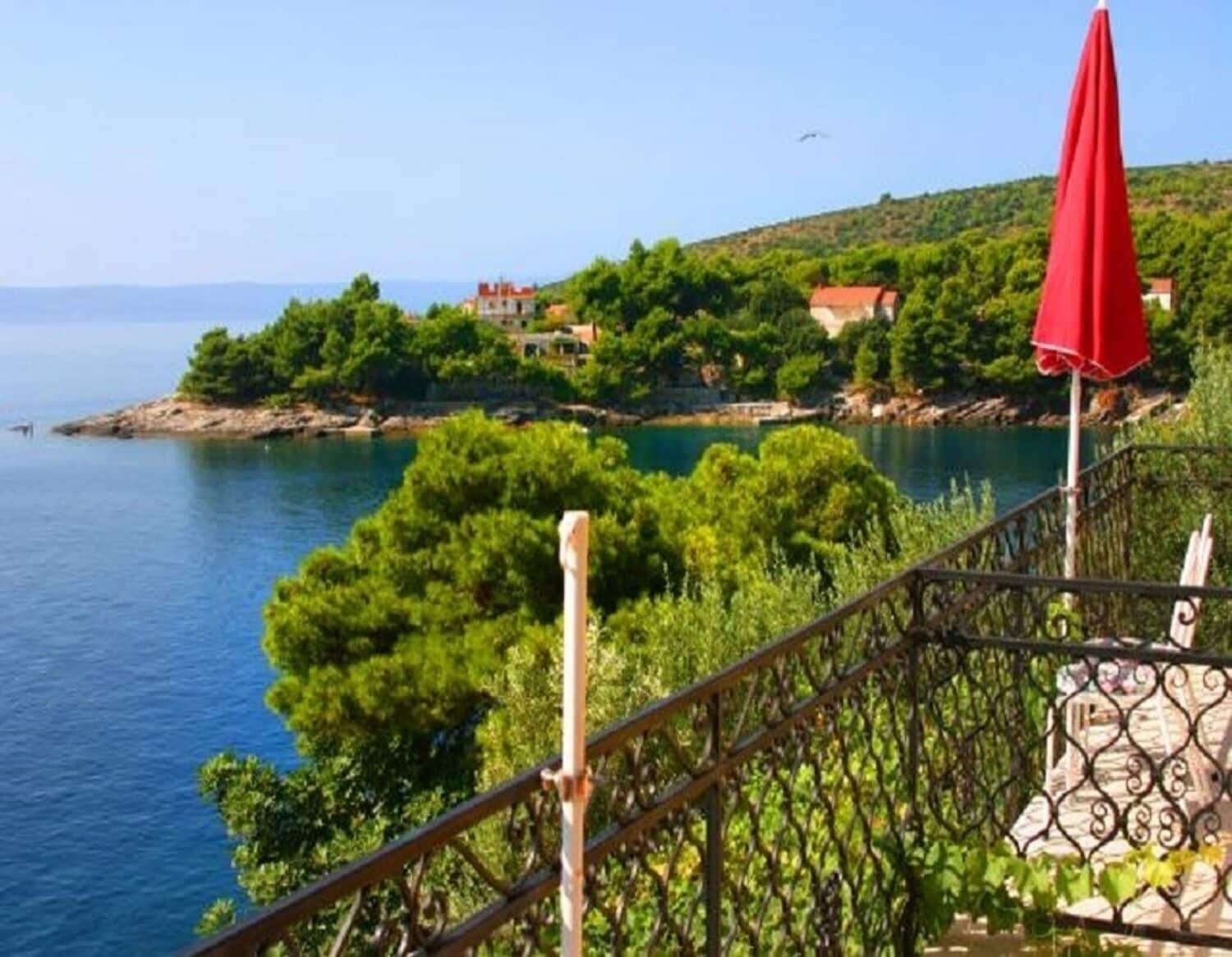 Room (S3) | Exterior