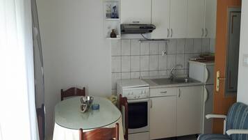 Apartamento (A1) | Cozinha privada | Geladeira, fogão, cooktop, talheres/pratos/utensílios de cozinha