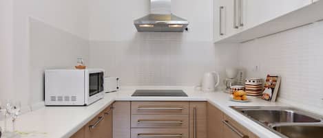 Appartement (A1) | Cuisine privée | Réfrigérateur, micro-ondes, four, plaque de cuisson