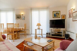 Apart Daire (A1) | Oturma odası | DVD oynatıcı 