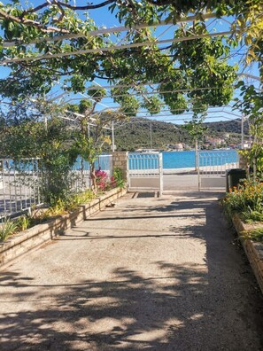 Courtyard - Apartments Srdan (Marina)