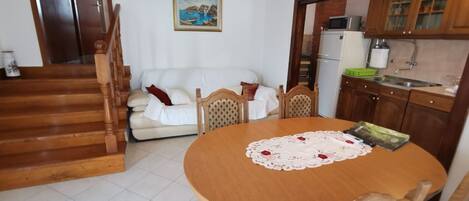 Apartament (A2) | Cuina privada | Frigorífic, forn, placa de cuina i cafetera exprés