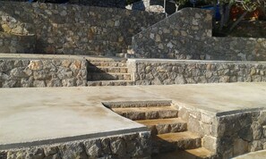 Eine steile Steintreppe führt zu einer Steinmauer.