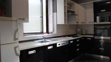 Apartment (A4) | Private kitchen | Fridge, oven, stovetop, electric kettle