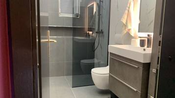 Apartment (A4) | Bathroom | Shower, toilet paper