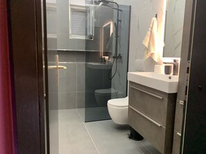Apartment (A4) | Bathroom | Shower, toilet paper - Apartments Ruzica (Preko)