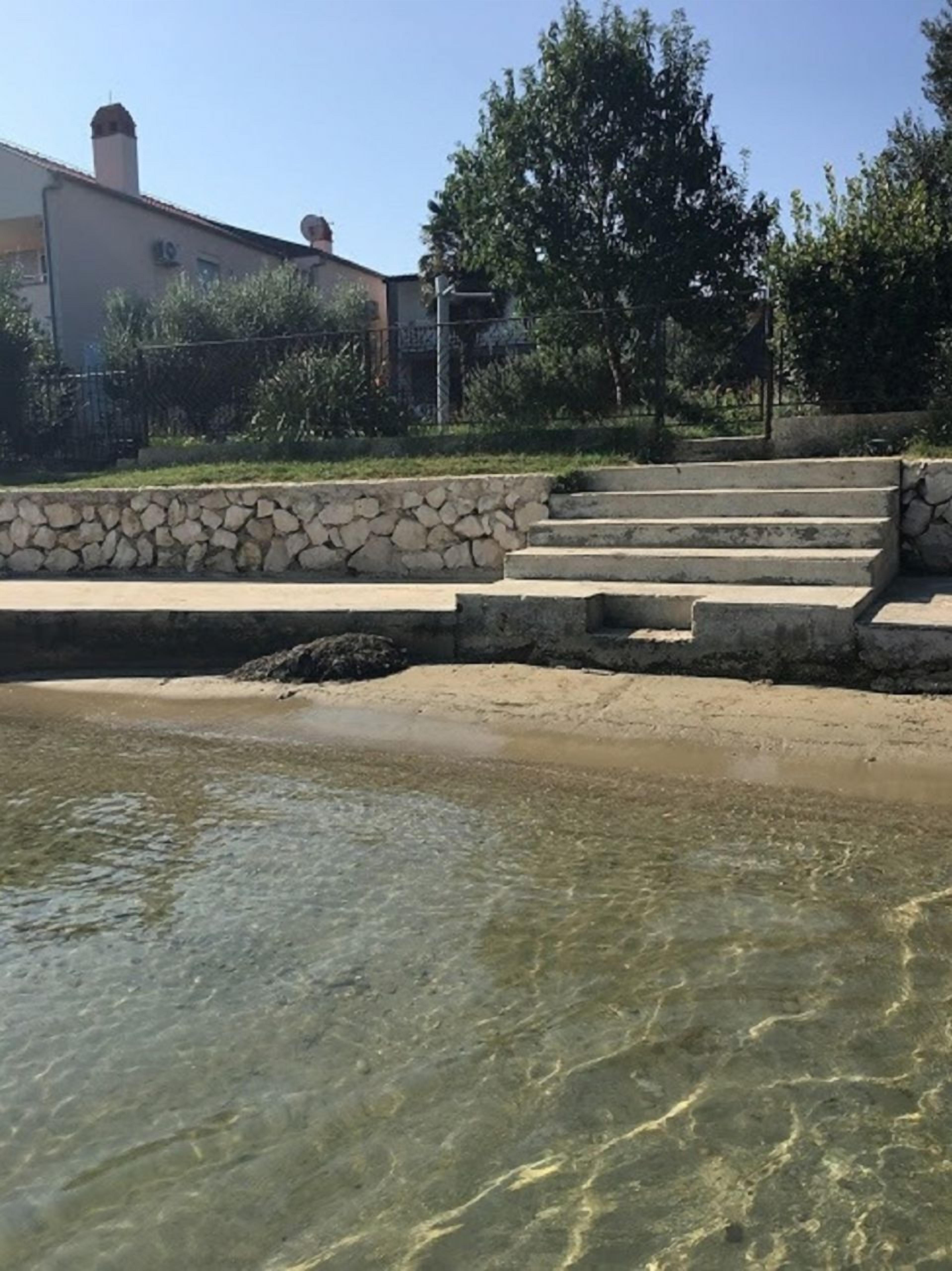 بالقرب من الشاطئ