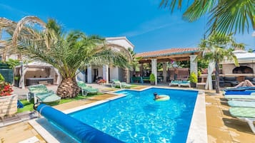 حمّام سباحة خارجي