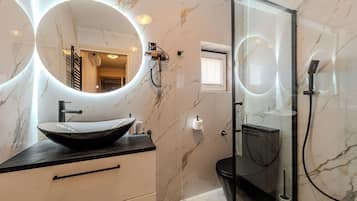 Studio (A3) | Bathroom | Shower, soap, toilet paper