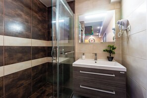 Shower, soap, toilet paper - Apartments Tomo (Sukosan)