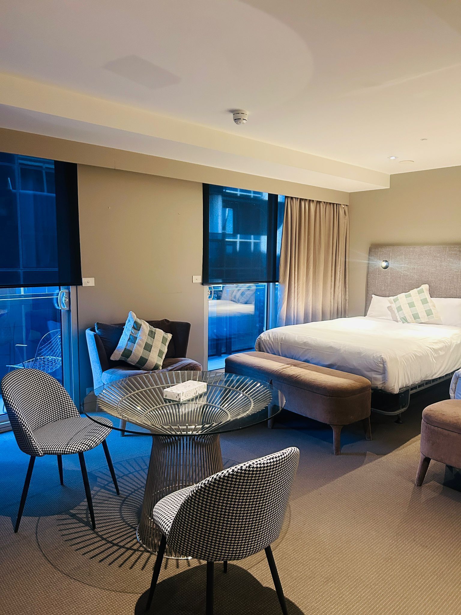 Deluxe Studio Suite, Balcony | Living area