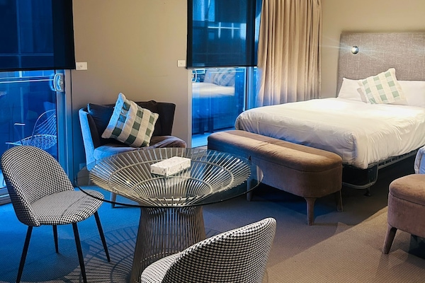 Deluxe Studio Suite, Balcony | Living area