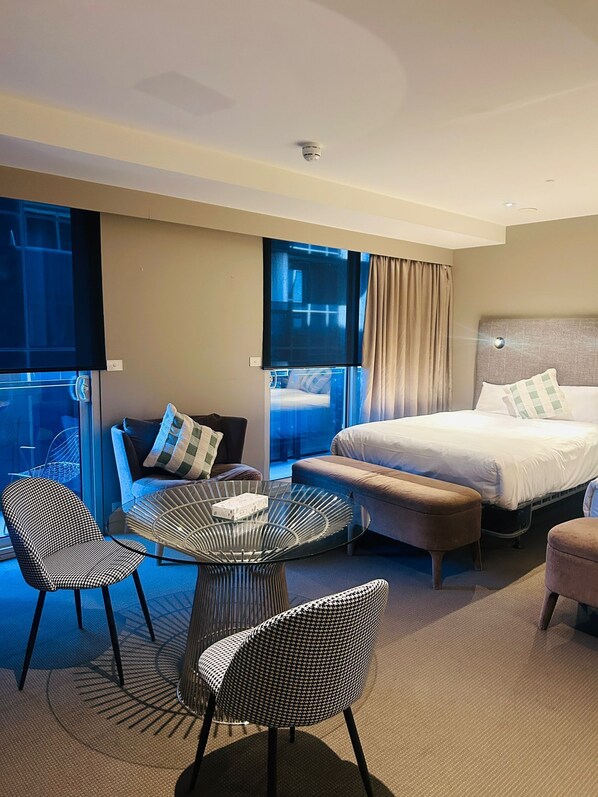 Deluxe Studio Suite, Balcony | Living area